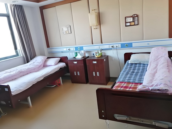 缅怀，金球奖颁奖典礼现场致敬若塔及其弟弟